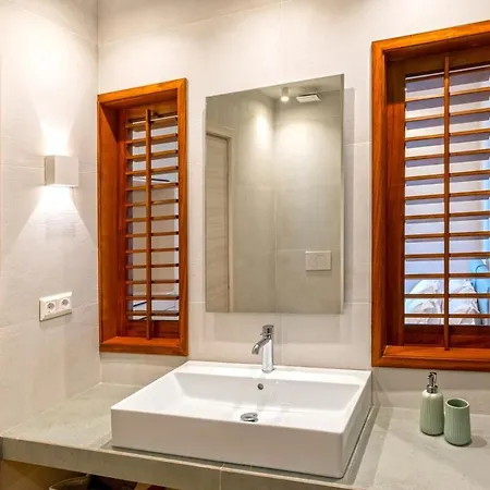 Terra Villa Vouliagmeni Lake